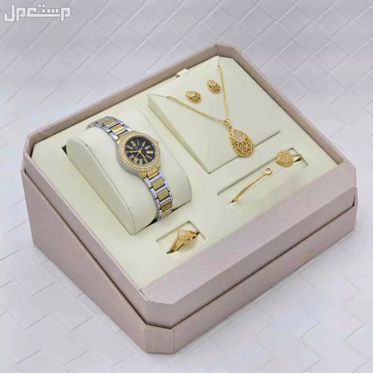 ⭕أطقم نسائية  :  ⭕ == *ساعه نسائية استيل من ماركة ( SEEN TIME )  موديل ماركة ارماني فصوص الجديد*    🔴 *مكينة ياباني ضمان مويا ولون سنتين* .. 🔴 *مقاس الساعة 26 mm* . ⭕  *2 أساور مع 2 خواتم