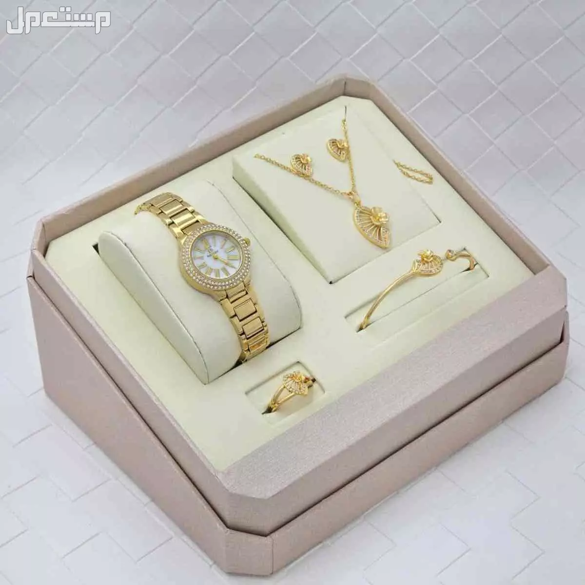 ⭕أطقم نسائية  :  ⭕ == *ساعه نسائية استيل من ماركة ( SEEN TIME )  موديل ماركة ارماني فصوص الجديد*    🔴 *مكينة ياباني ضمان مويا ولون سنتين* .. 🔴 *مقاس الساعة 26 mm* . ⭕  *2 أساور مع 2 خواتم