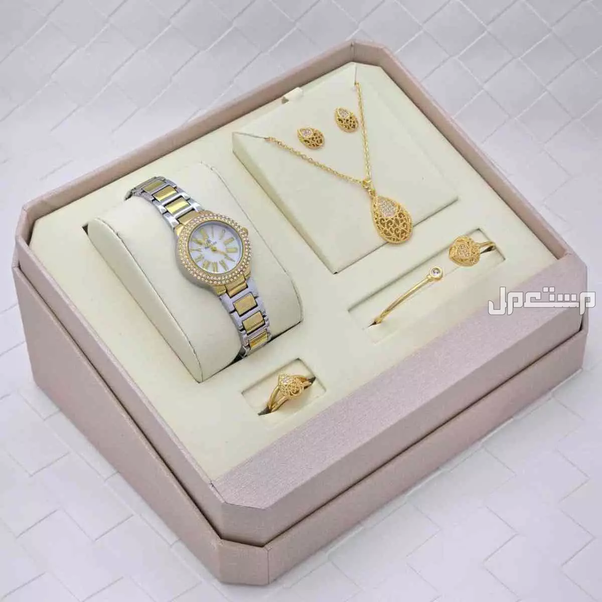 ⭕أطقم نسائية  :  ⭕ == *ساعه نسائية استيل من ماركة ( SEEN TIME )  موديل ماركة ارماني فصوص الجديد*    🔴 *مكينة ياباني ضمان مويا ولون سنتين* .. 🔴 *مقاس الساعة 26 mm* . ⭕  *2 أساور مع 2 خواتم