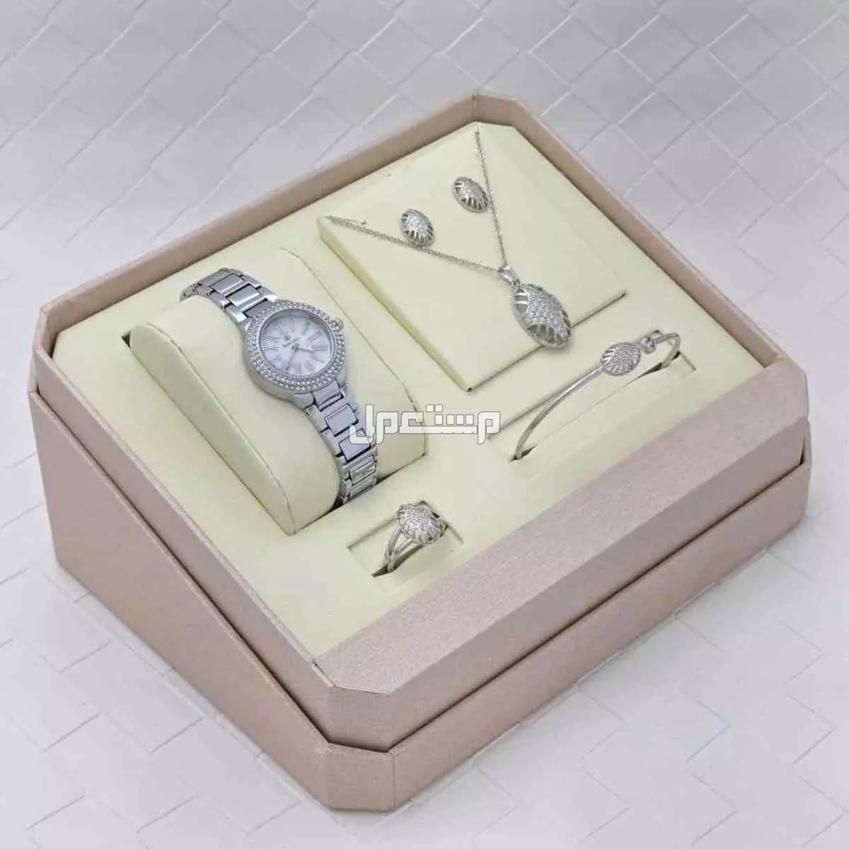⭕أطقم نسائية  :  ⭕ == *ساعه نسائية استيل من ماركة ( SEEN TIME )  موديل ماركة ارماني فصوص الجديد*    🔴 *مكينة ياباني ضمان مويا ولون سنتين* .. 🔴 *مقاس الساعة 26 mm* . ⭕  *2 أساور مع 2 خواتم