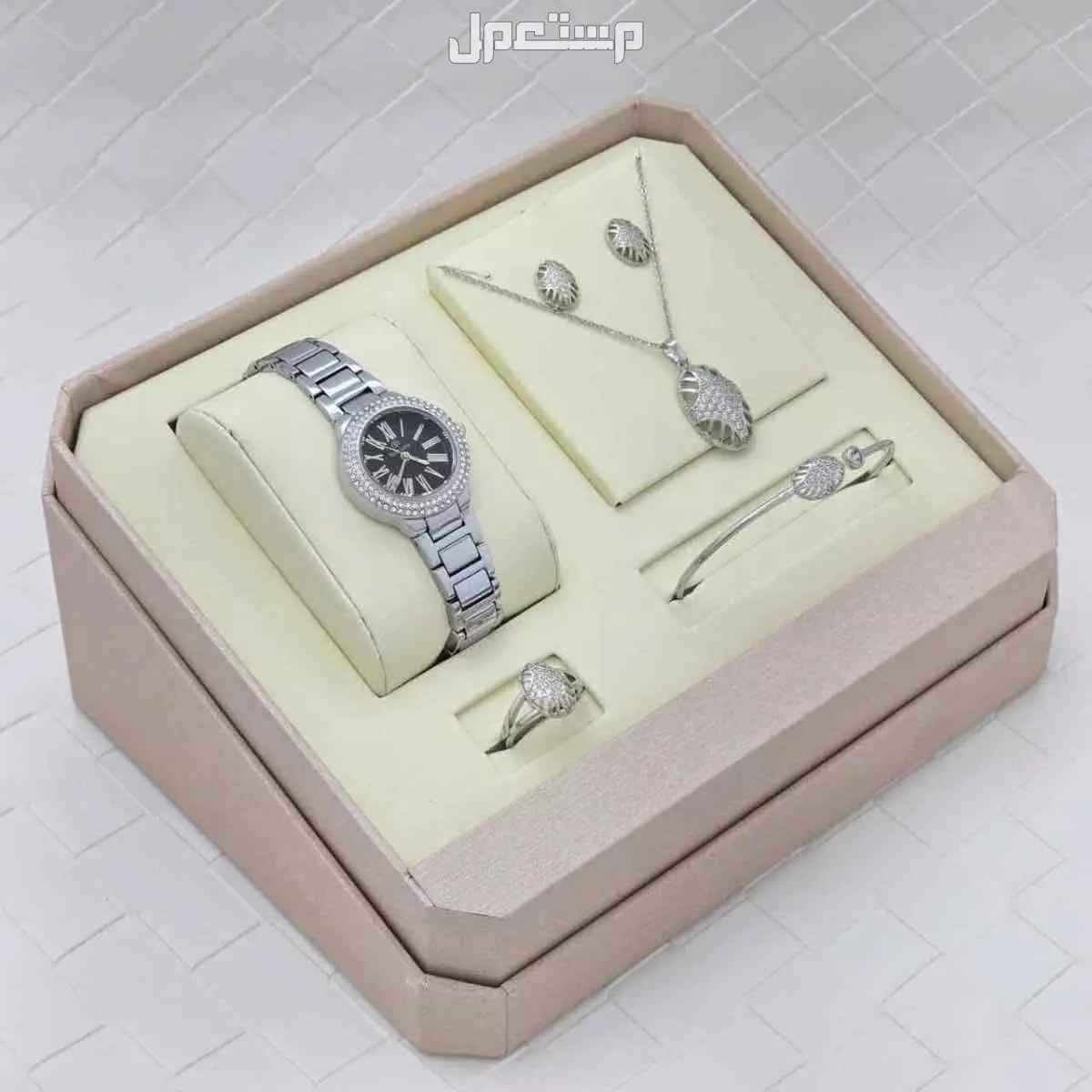 ⭕أطقم نسائية  :  ⭕ == *ساعه نسائية استيل من ماركة ( SEEN TIME )  موديل ماركة ارماني فصوص الجديد*    🔴 *مكينة ياباني ضمان مويا ولون سنتين* .. 🔴 *مقاس الساعة 26 mm* . ⭕  *2 أساور مع 2 خواتم