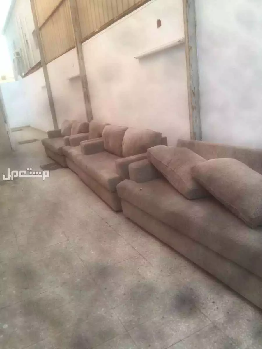 سلام عليكم كنب كنب 4 قطع الكنب طيب ونظيف انشالله استعمال سنه تقريبنا سبب البيع تجديد الكنب موجود بي الحوش جاهز لي التحميل المطلوب 800 بدون تفاوض اعلاني واضح كلامي واضح وكان الله في عون المسل