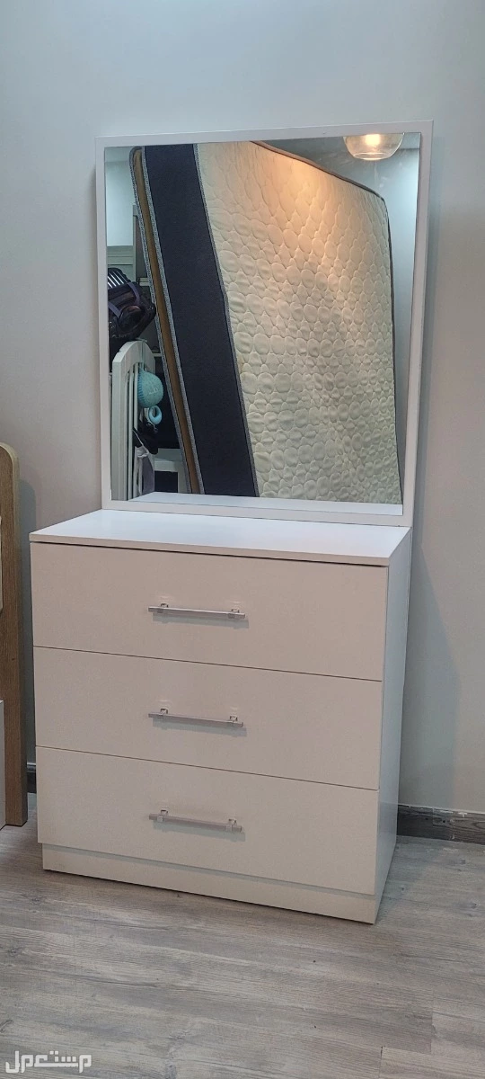 للبيع 2غرفة نوم جديده لم تستخدم تسريحه جديده معها مرايه 3 ادراج سعر اللبيع 300ريال