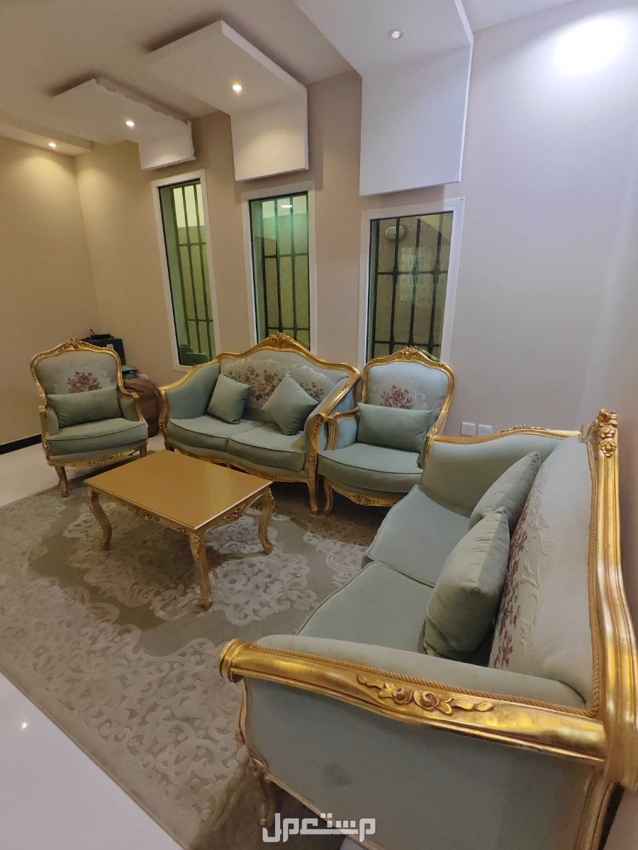 كنب تركي اربع قطع 2ثنائي و2 مفرد استعمال جيد جدا مع طاوله  في الرياض حي المونسية التوصيل على المشتري