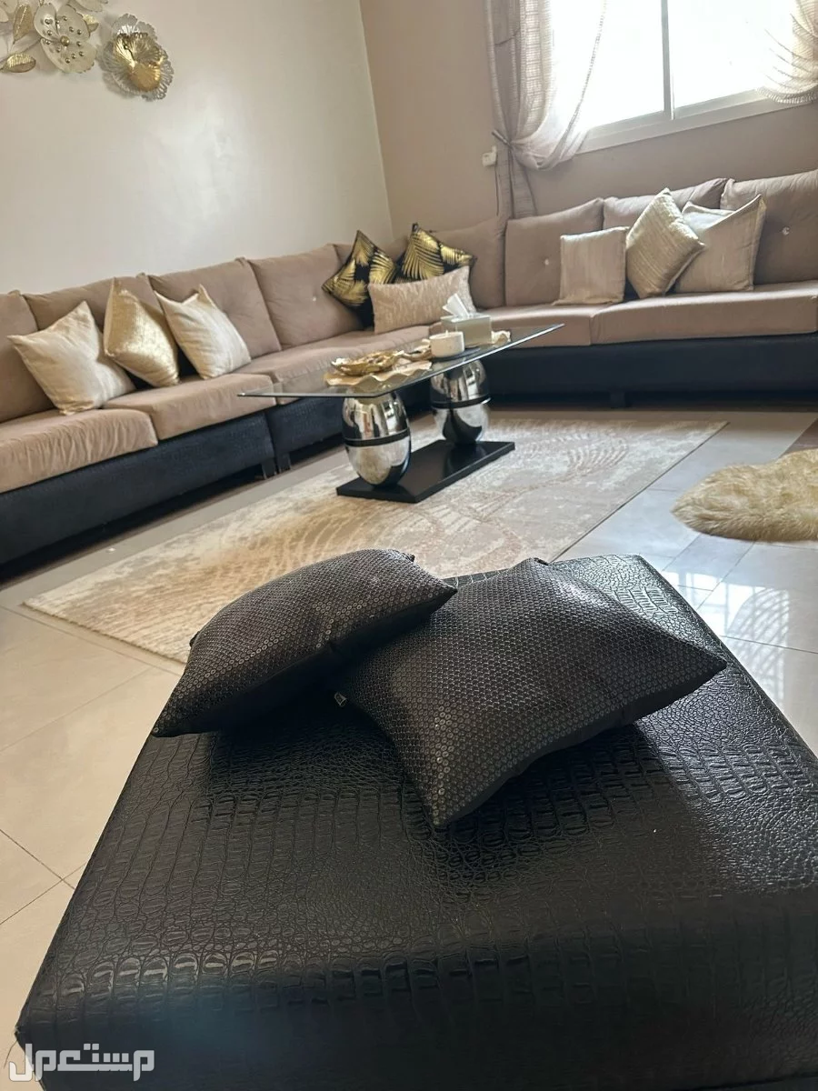 طقم كنب للبيع اللون بيج والمخدات لها وجهين يعني لونين