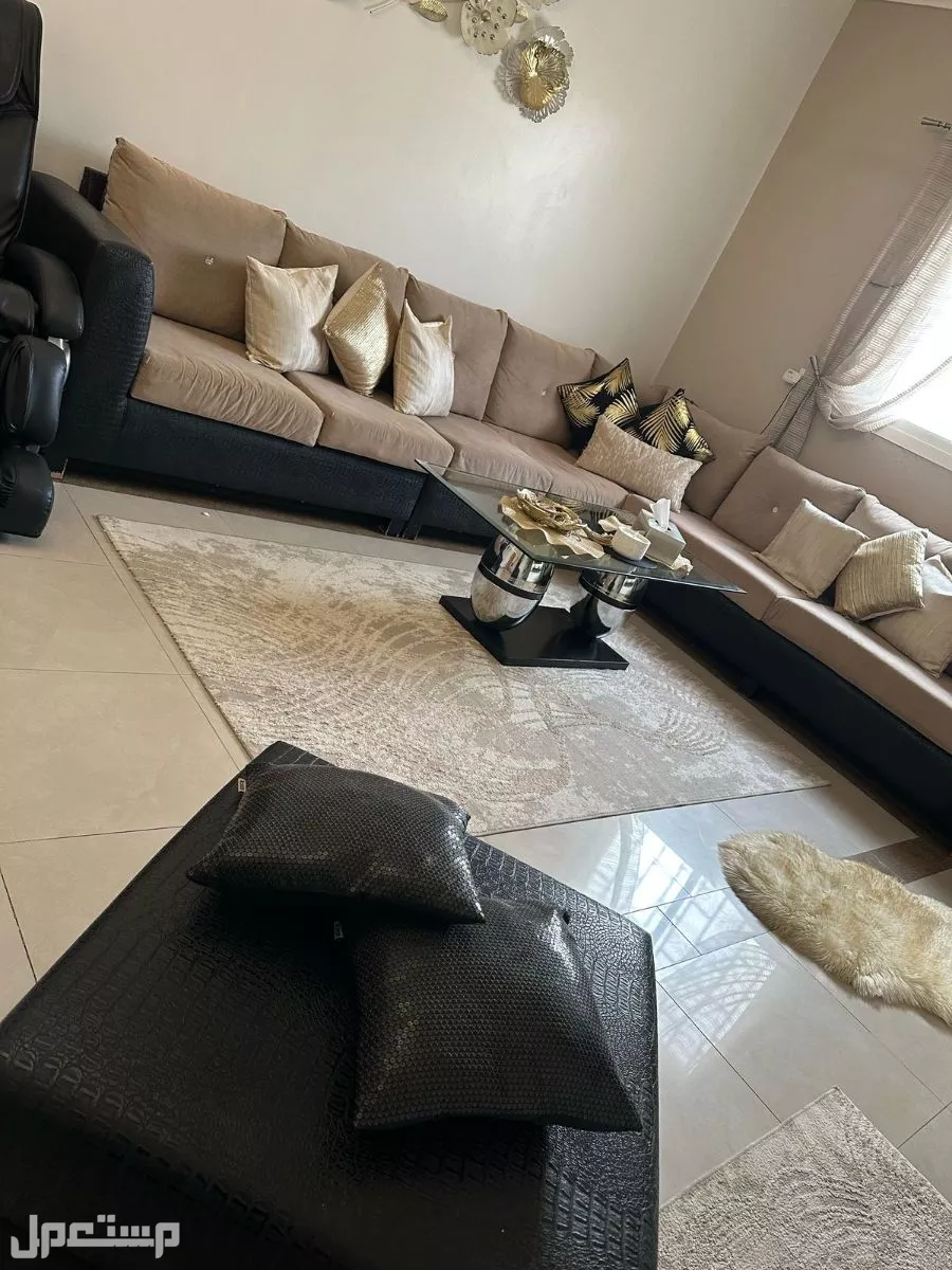 طقم كنب للبيع اللون بيج والمخدات لها وجهين يعني لونين