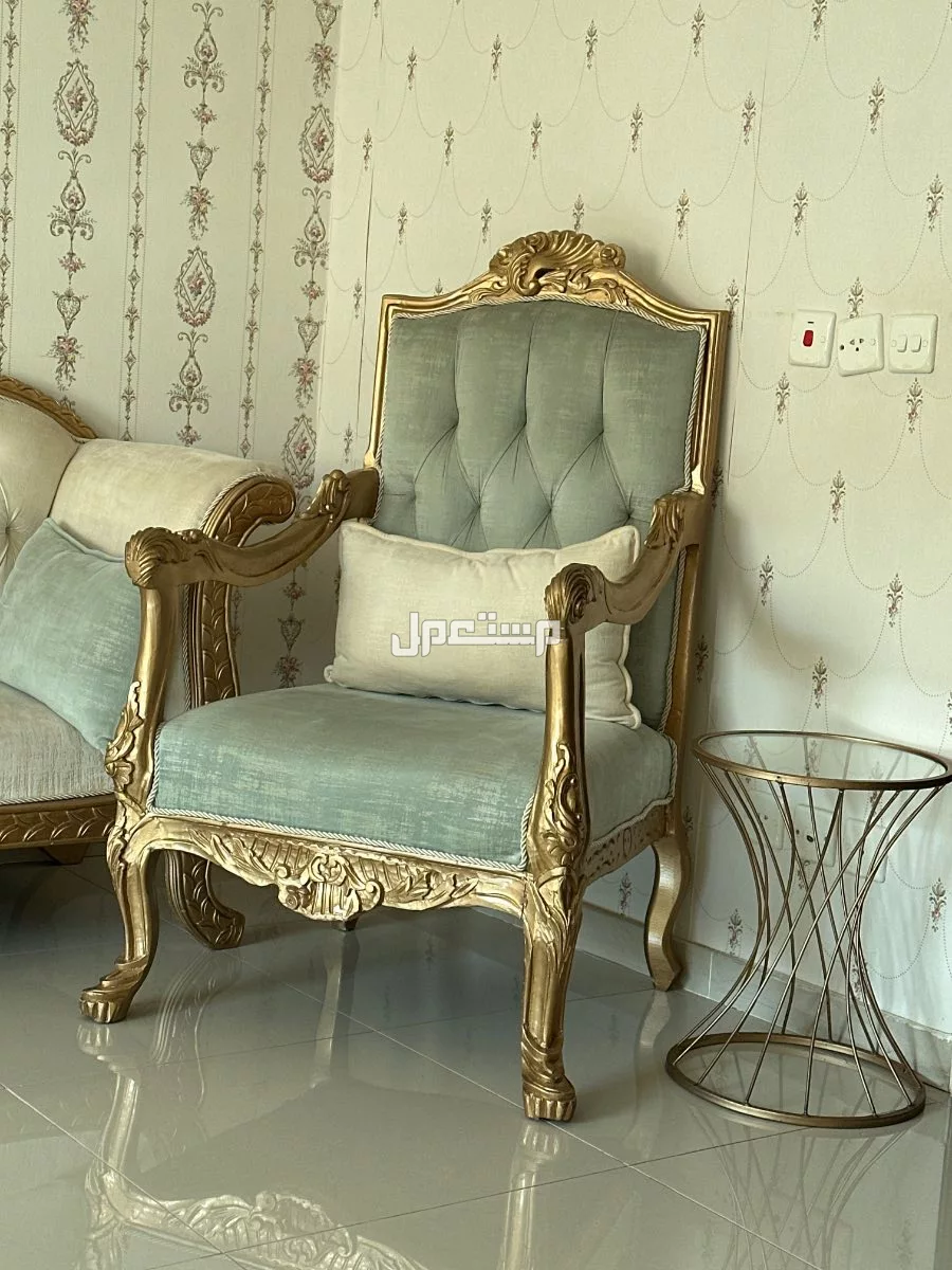كنب نظيف مافي كسور وطاولات وسجاد للبيع