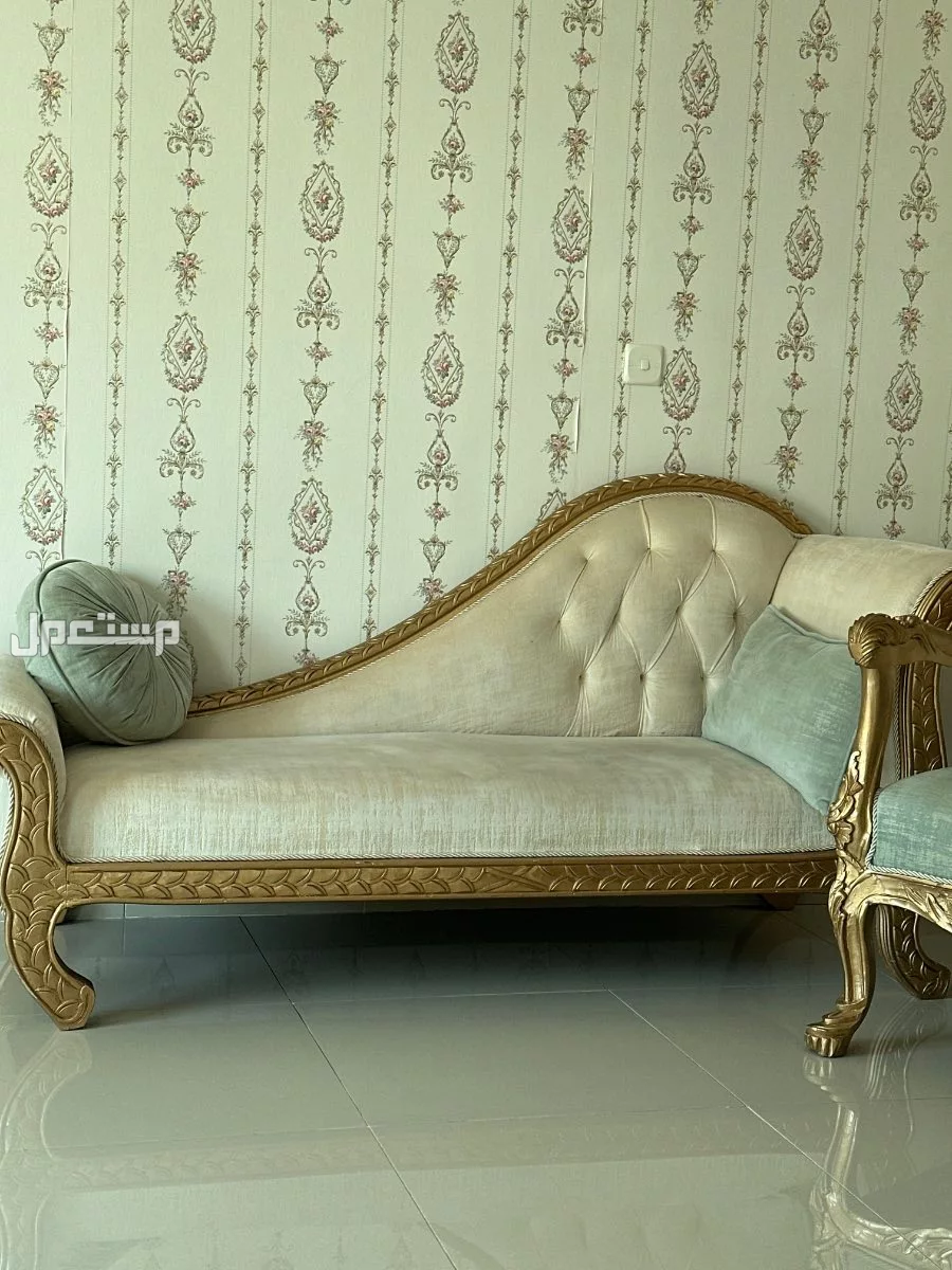 كنب نظيف مافي كسور وطاولات وسجاد للبيع