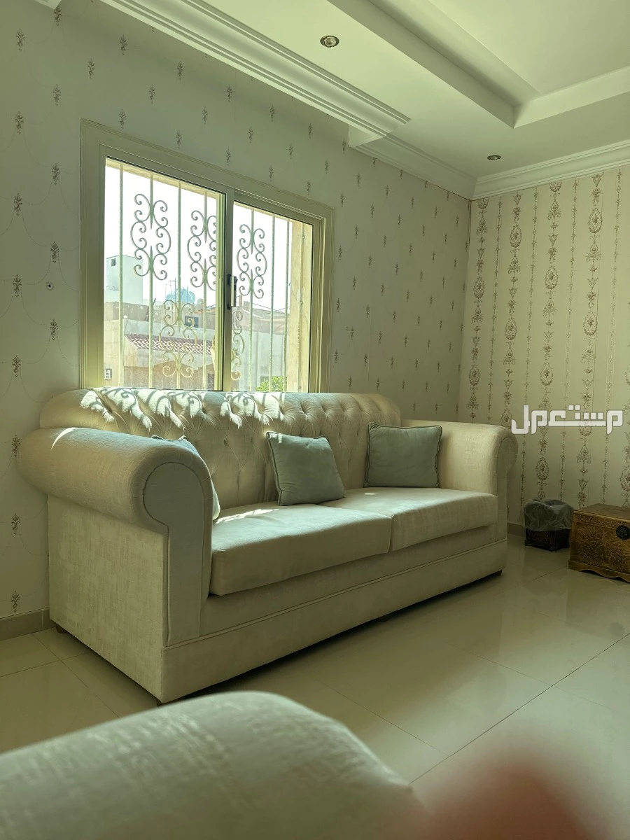 كنب نظيف مافي كسور وطاولات وسجاد للبيع