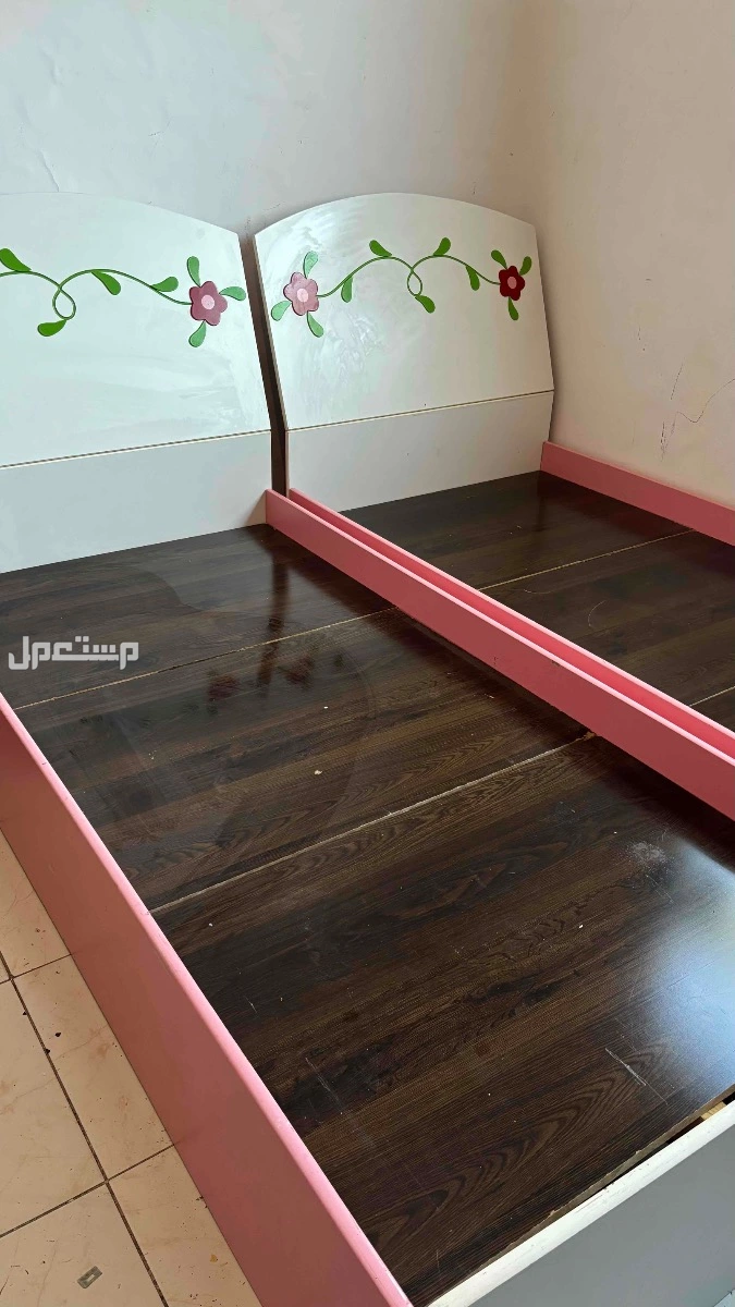 للبيع سريرين لون وردي وابيض مقاسهم 190 X 94 متر سعر السرير الواحد ب 200 ريال