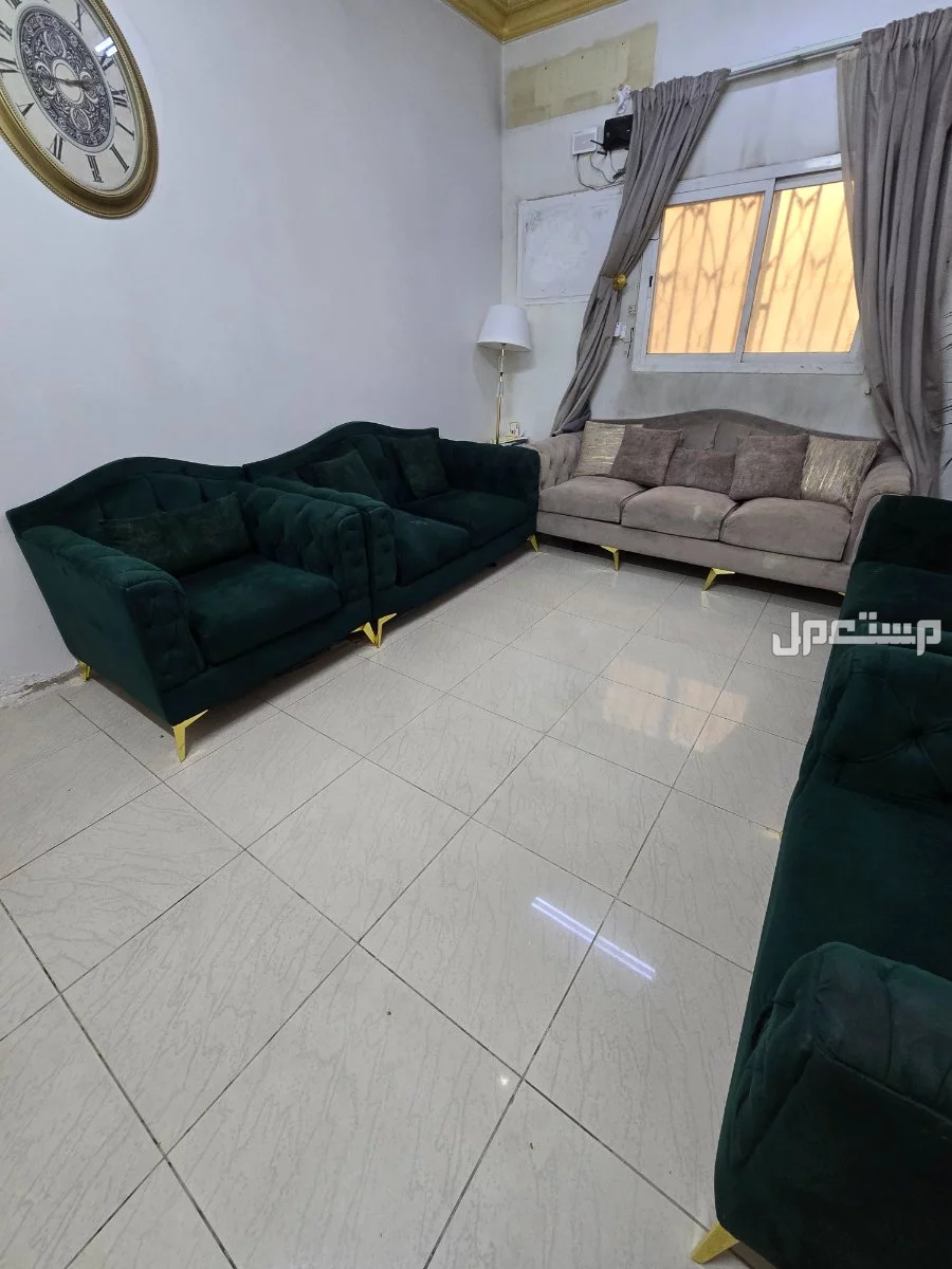 كنب 9 اشخاص يحتاج إلى اصلاح بعض الارجل