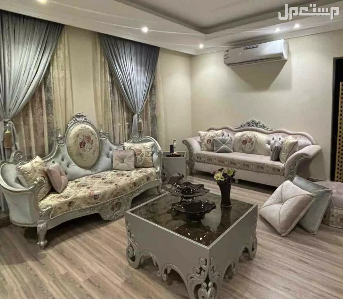 طقم مجلس كامل مع الستائر في جدة بسعر 4500 ريال سعودي