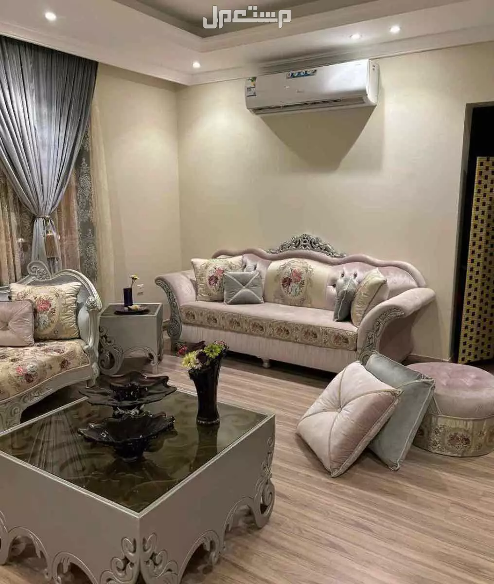 طقم مجلس كامل مع الستائر في جدة بسعر 4500 ريال سعودي