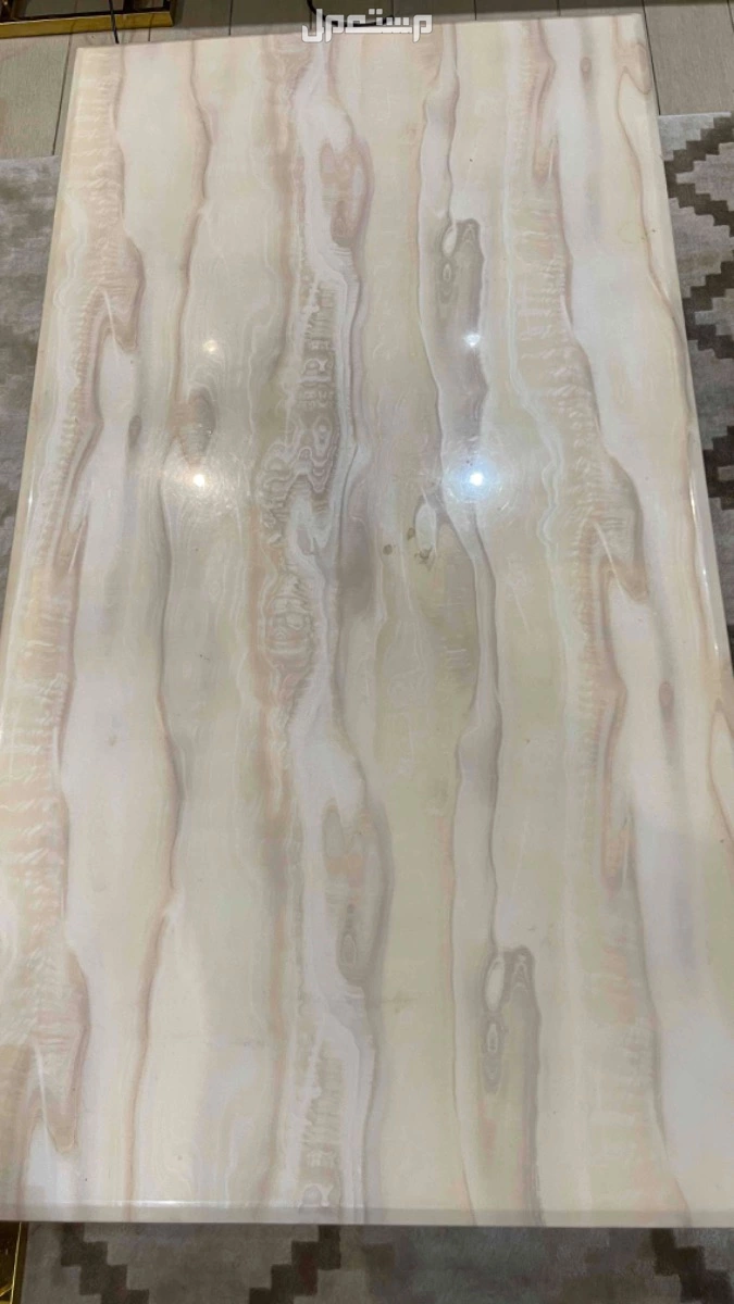 طاولة رخام لون بيج بقاعدة ذهبي 80x120
