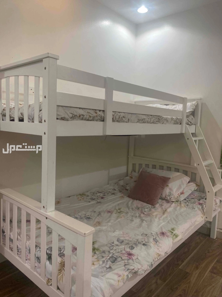 سرير ابيض طابقين من هوم سنتر بحاله جيده الاسفل نفر ونص الاعلى نفر السعر قابل لتفاوض في الرياض بسعر ألف ريال سعودي