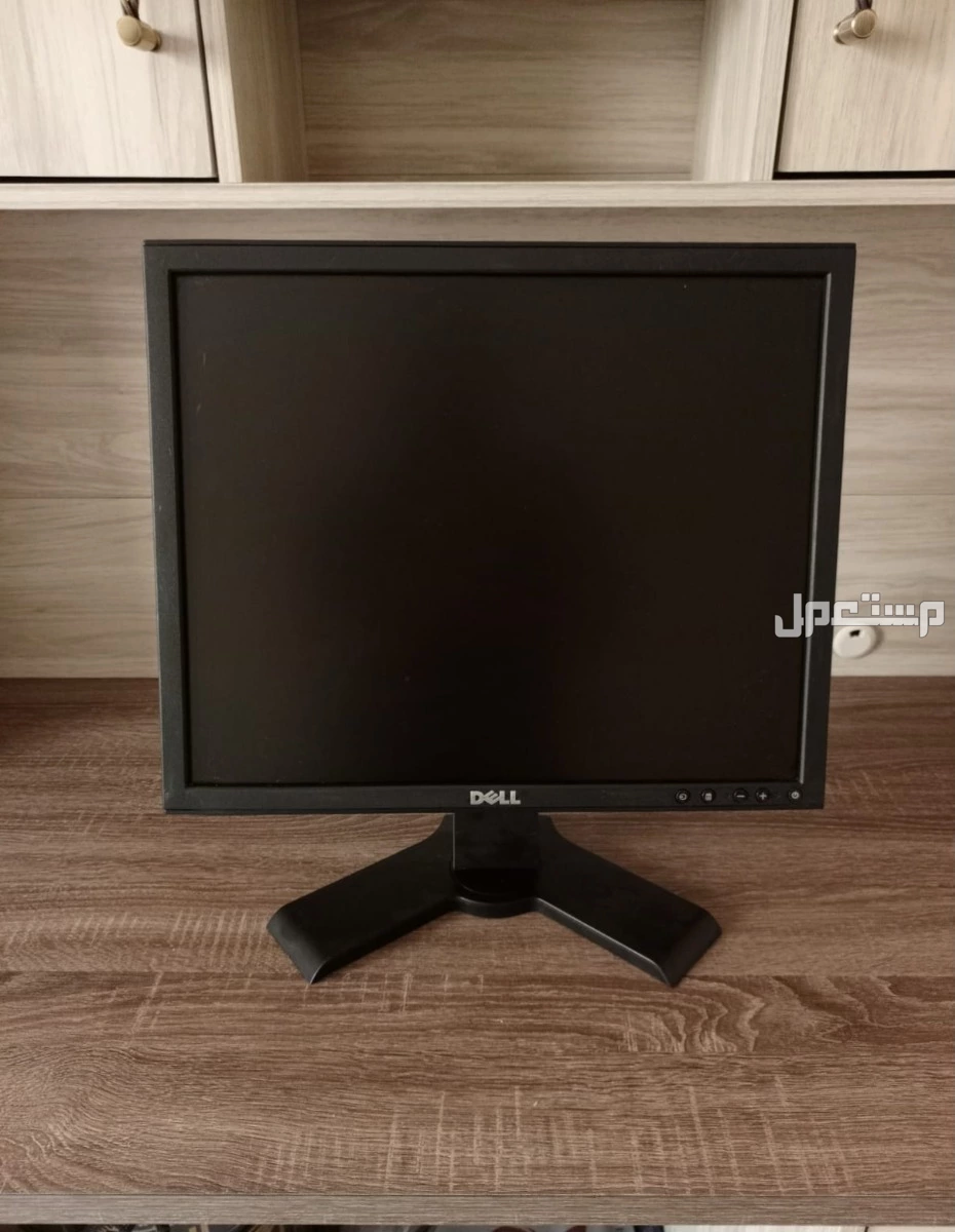 شاشة Dell professional P190St الترا شارب مستعمله تشبه الجديد نظيفه جدا 1024X1280 دقة الوضوح متحركة 160 درجة 200 ريال في الرياض بسعر 200 ريال سعودي