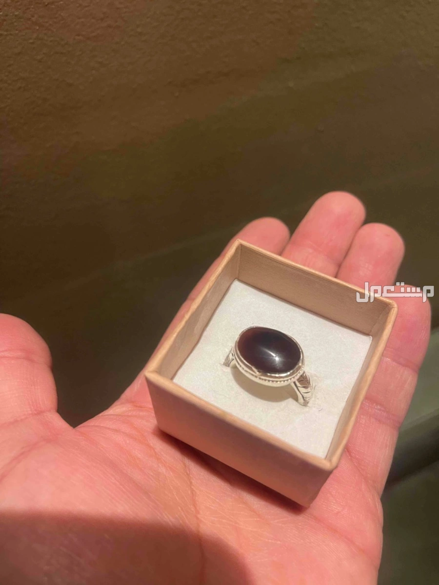 خواتم بأحجار كريمة  وبعضها نوادر بصياغة  المدينة في الباحة
