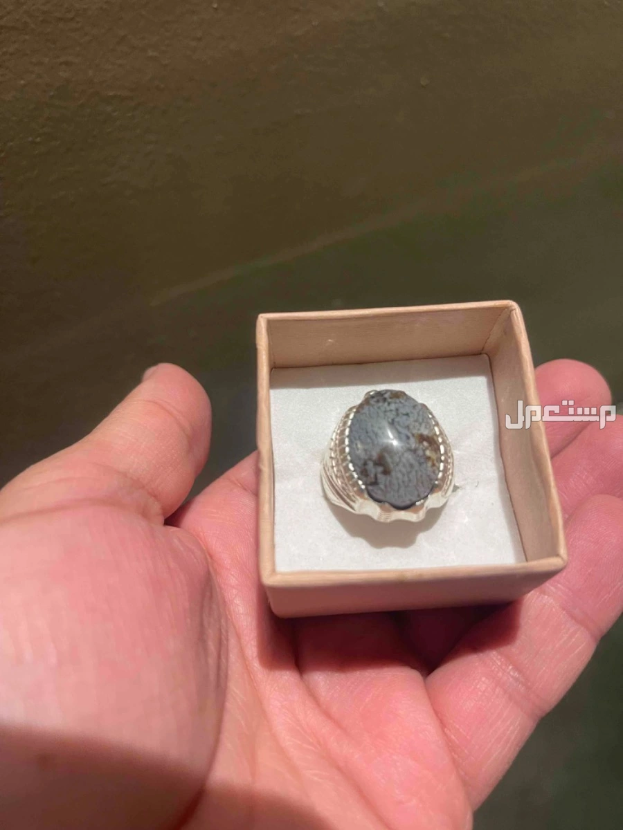 خواتم بأحجار كريمة  وبعضها نوادر بصياغة  المدينة في الباحة