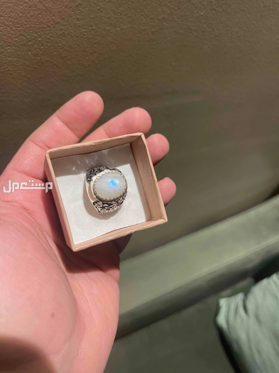 خواتم بأحجار كريمة  وبعضها نوادر بصياغة  المدينة في الباحة