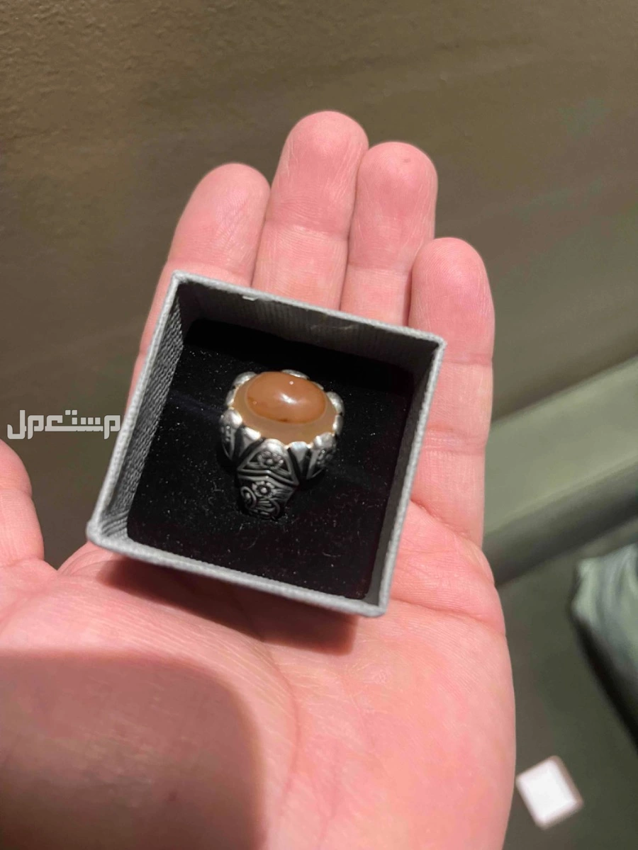 خواتم بأحجار كريمة  وبعضها نوادر بصياغة  المدينة في الباحة