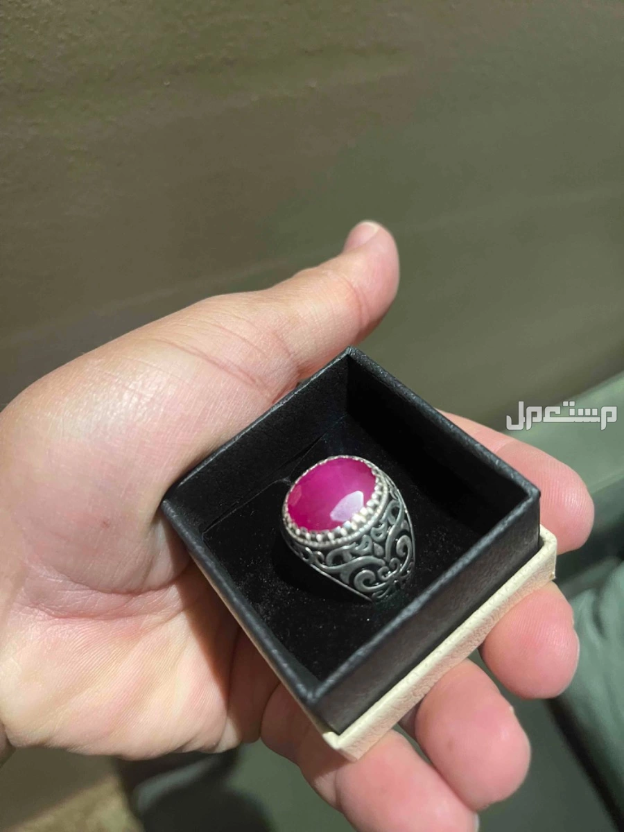 خواتم بأحجار كريمة  وبعضها نوادر بصياغة  المدينة في الباحة