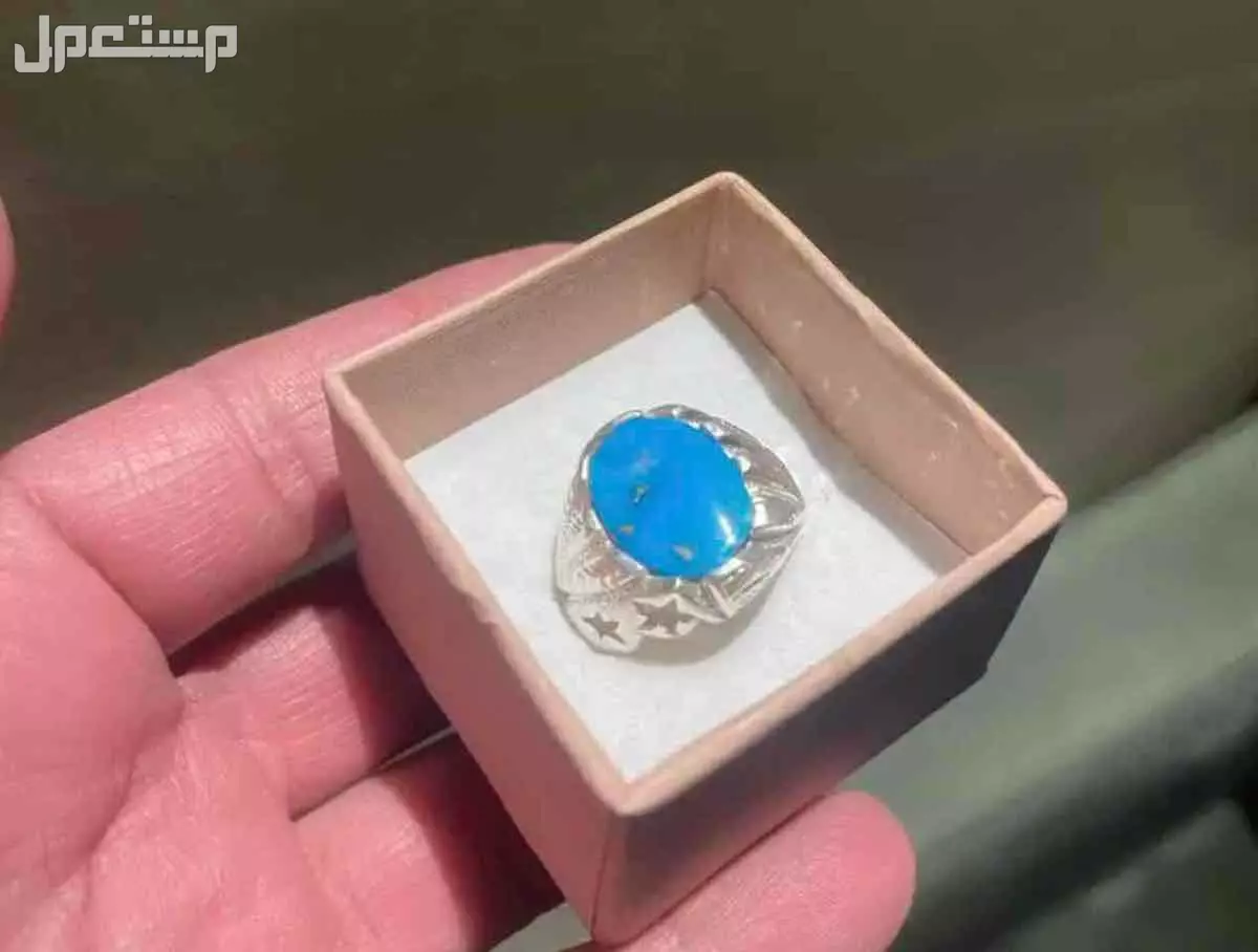 خواتم بأحجار كريمة  وبعضها نوادر بصياغة  المدينة في الباحة