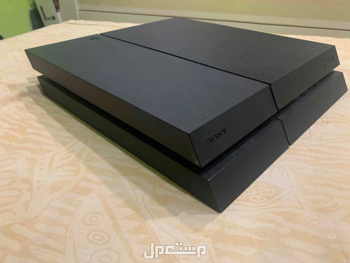 سوني 4 للبيع مع يدتين وجميع اسلاكه على السوم