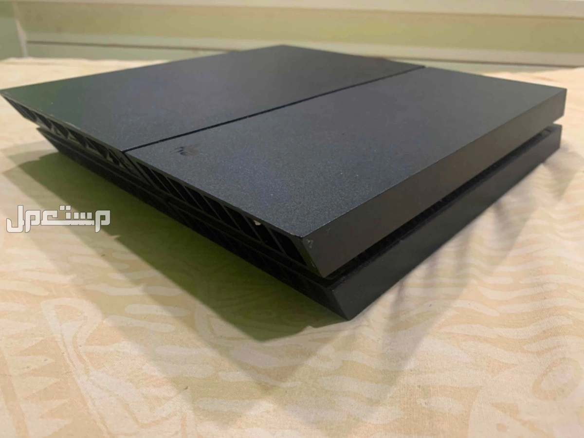 سوني 4 للبيع مع يدتين وجميع اسلاكه على السوم