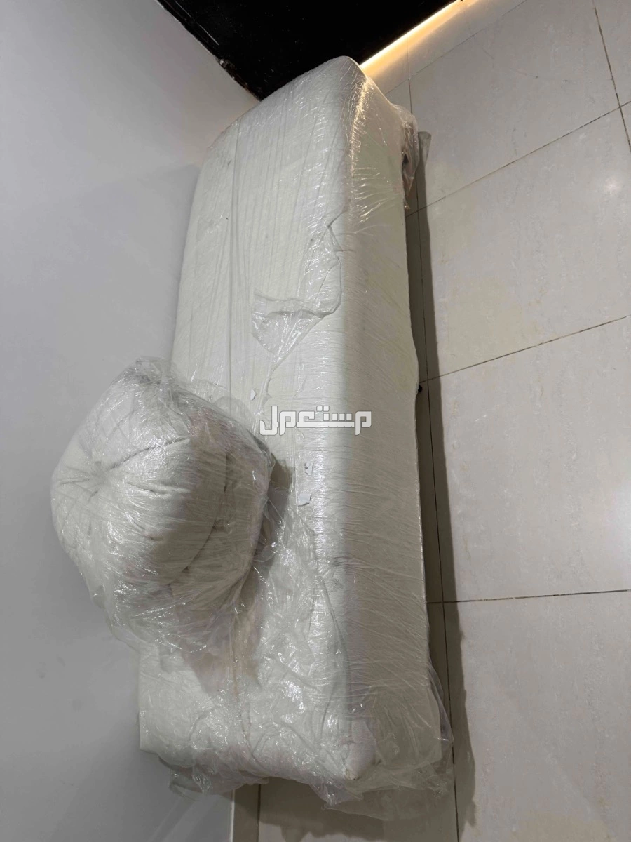 اريكه شبه جديده العدد قعطتين السعر 500 للقطعه في الرياض بسعر ألف ريال سعودي