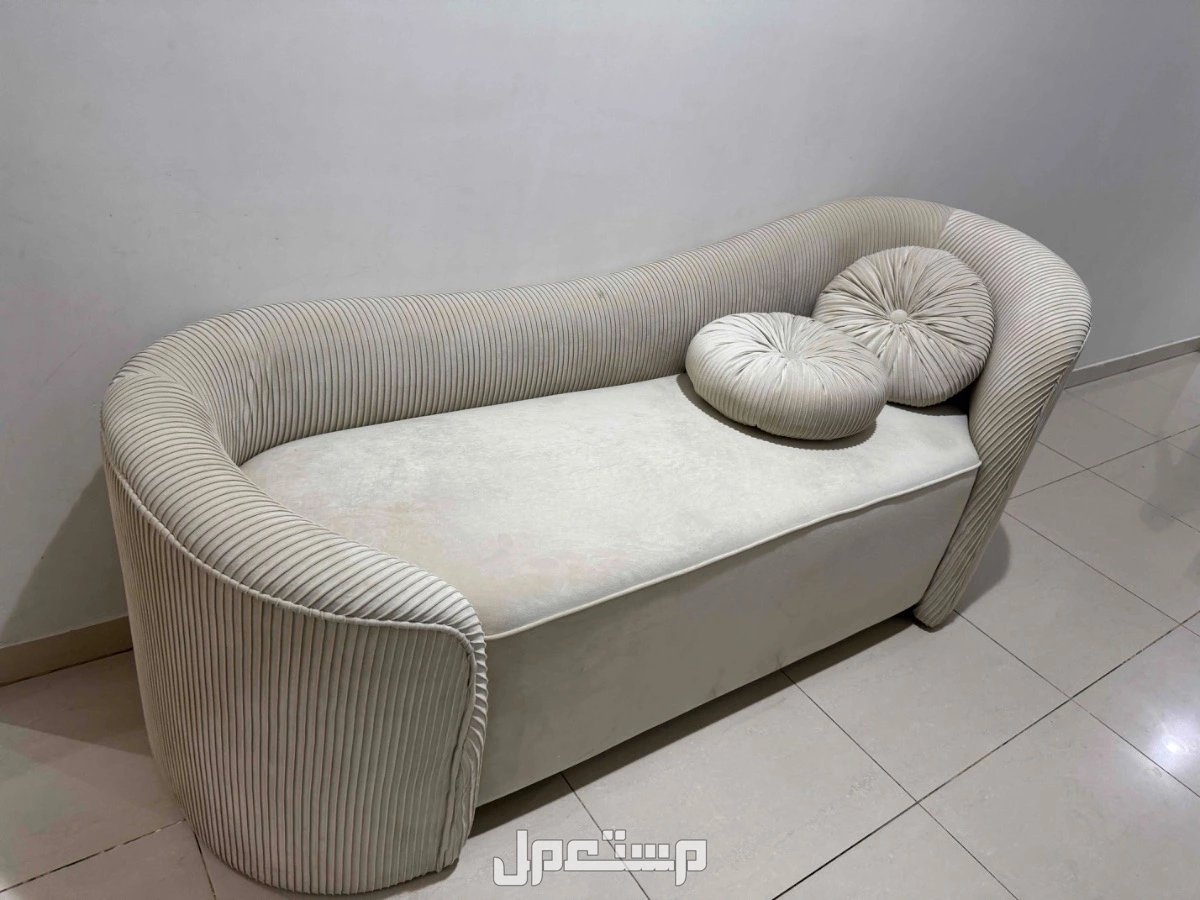 اريكه شبه جديده العدد قعطتين السعر 500 للقطعه في الرياض بسعر ألف ريال سعودي