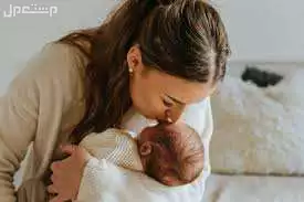 أجمل رسائل عيد الأم 2025 للأمهات الجدد.. صور عبارات جميلة ام تحتضن ابنها الرضيع