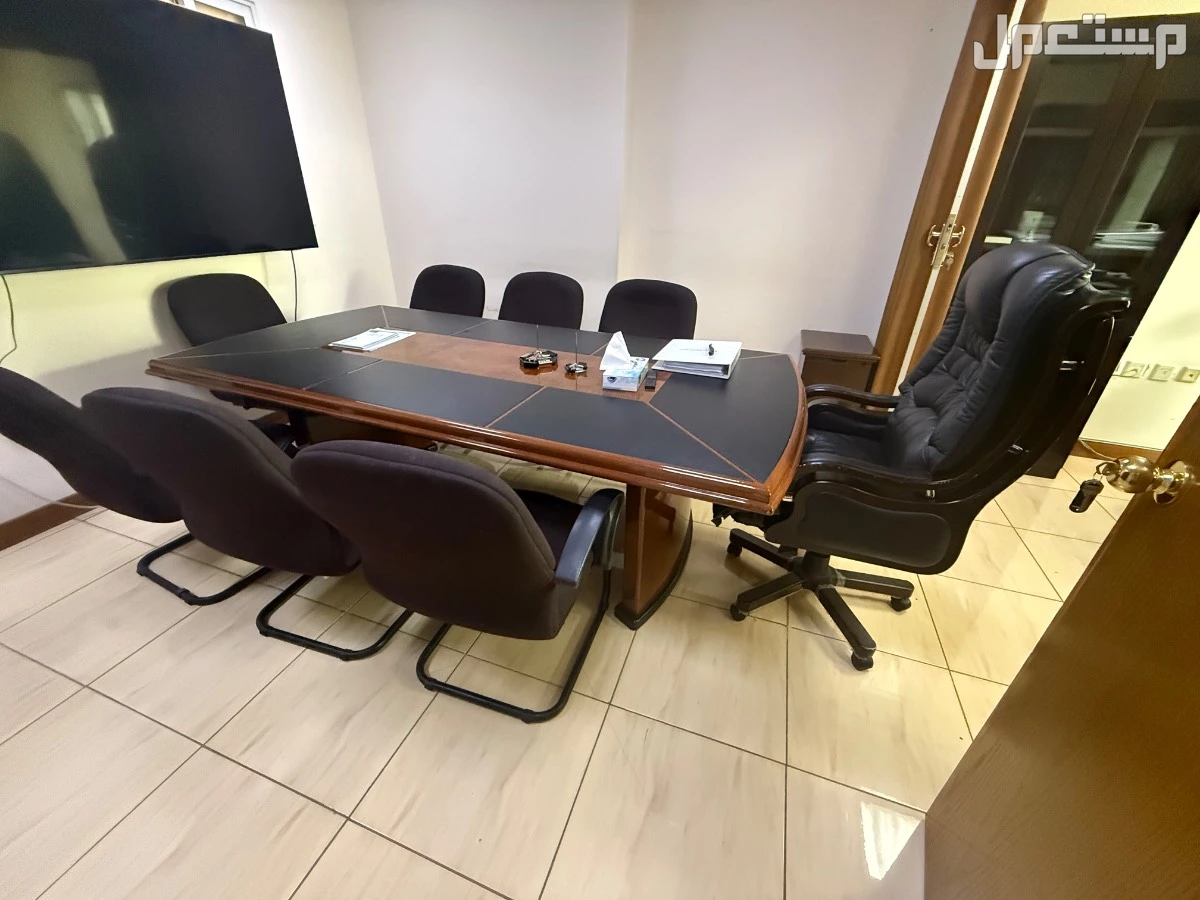 طاولة اجتماعات يحالة ممتازة جداً