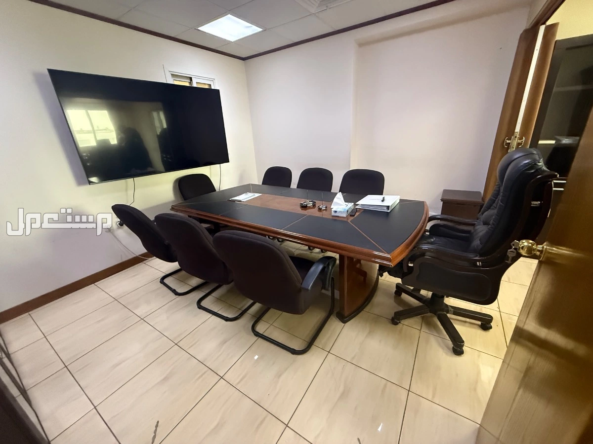 طاولة اجتماعات يحالة ممتازة جداً