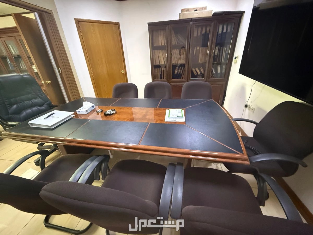 طاولة اجتماعات يحالة ممتازة جداً