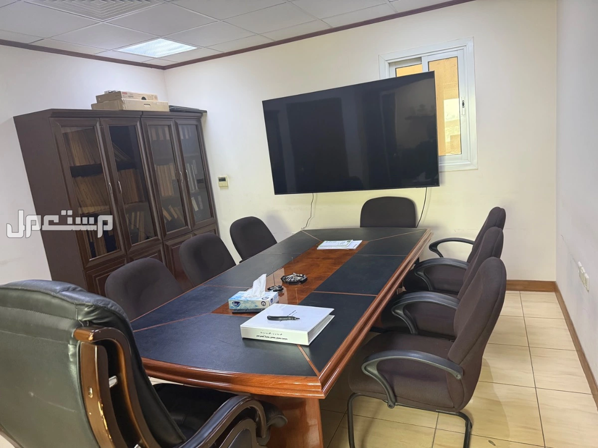 طاولة اجتماعات يحالة ممتازة جداً