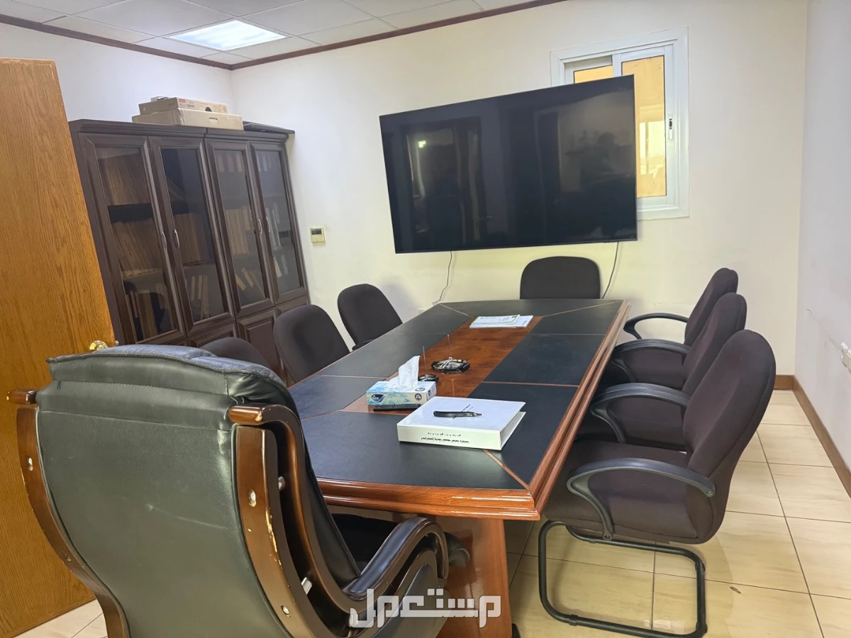 طاولة اجتماعات يحالة ممتازة جداً