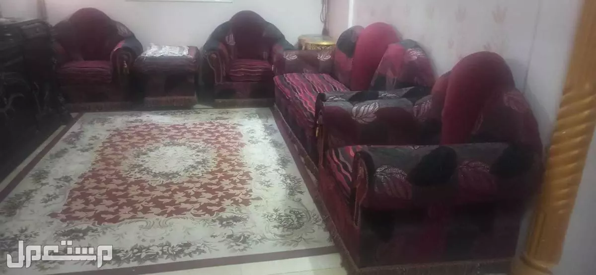 للبيع انتريه استعمال خفيف كنبه واربع كراسي وترابيزه و2 طقطوقه
