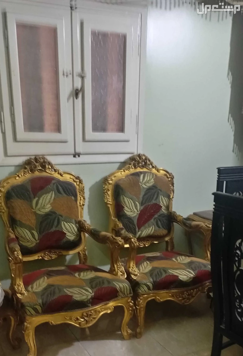 للبيع صالون استعمال خفيف كنبه واربع كراسي وترابيزه و2طقطوقه
