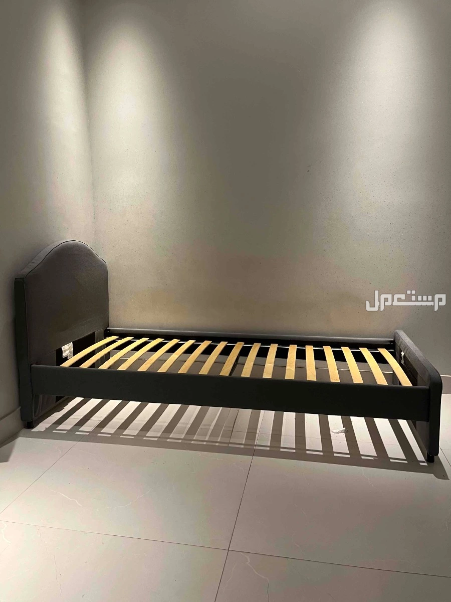 سرير من ايكيا اصلي (نظيف) بسعر 450