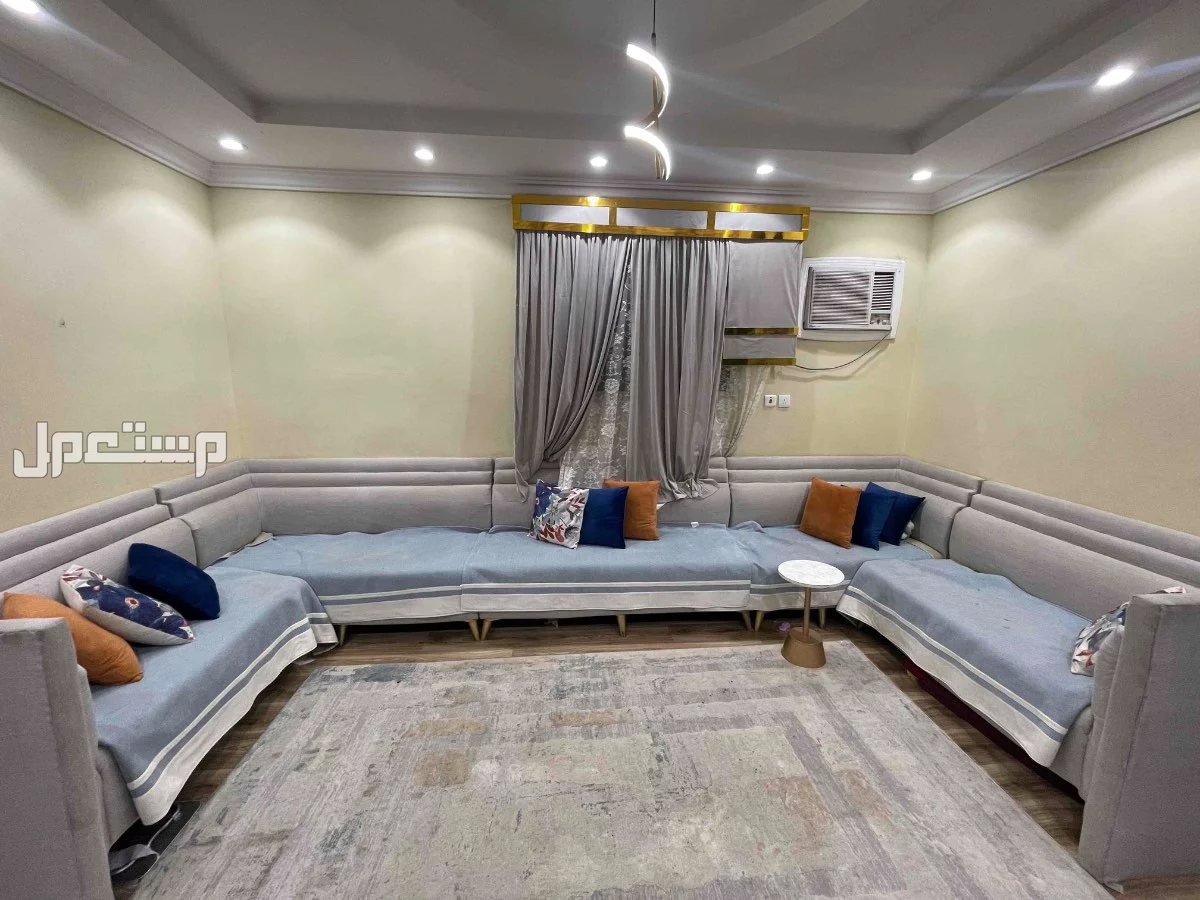 كنب صاله للبيع بطول 9 متر وزاويتين بحاله جيده