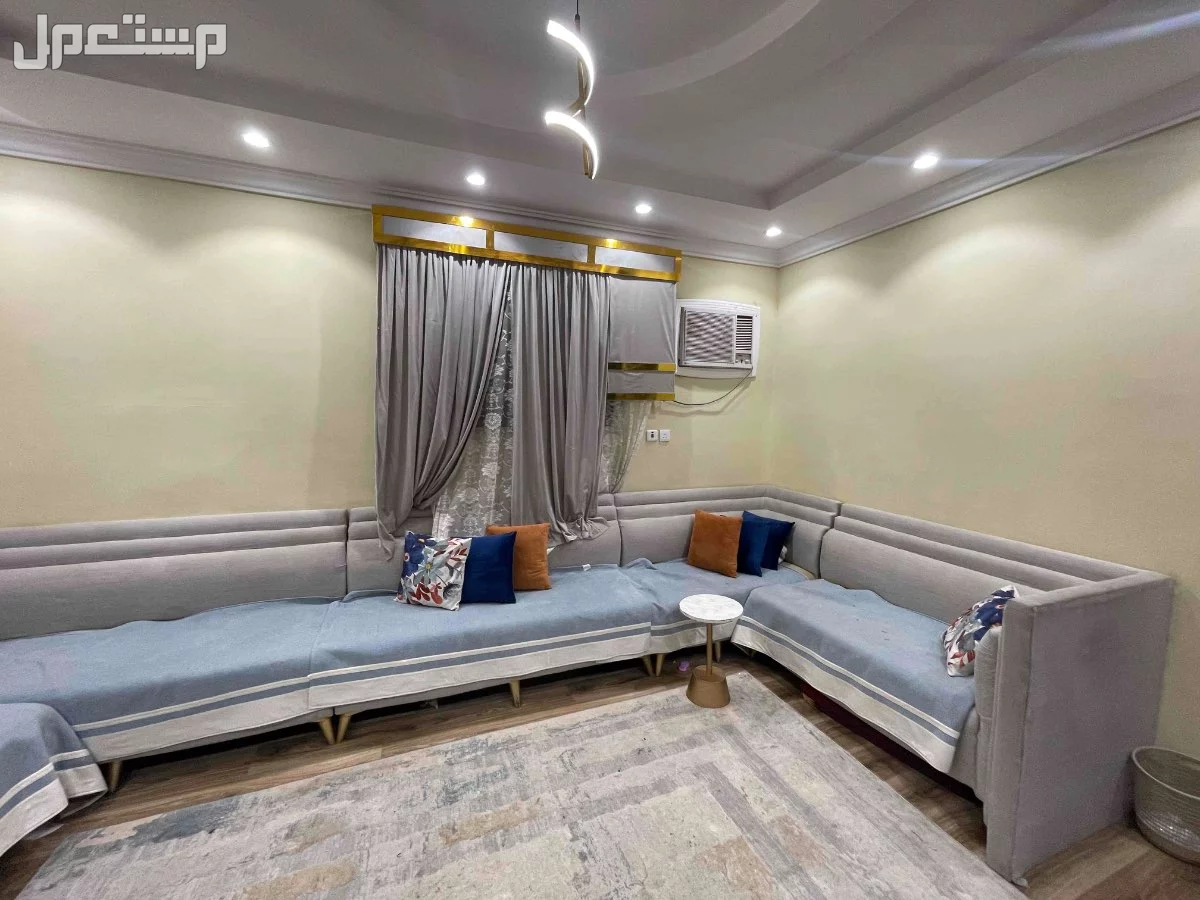 كنب صاله للبيع بطول 9 متر وزاويتين بحاله جيده
