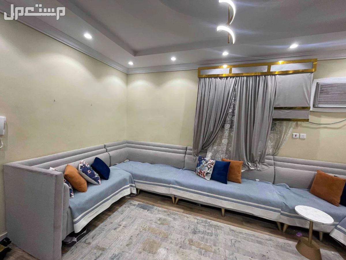 كنب صاله للبيع بطول 9 متر وزاويتين بحاله جيده