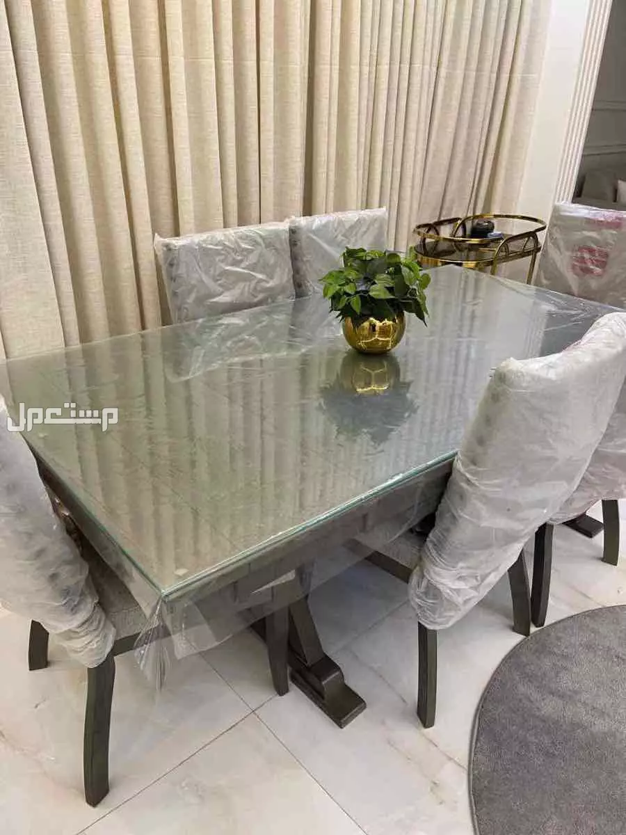 طاولة للبيع مع كراسيها بحاله ممتازه السعر 1000 في الرياض بسعر ألف ريال سعودي