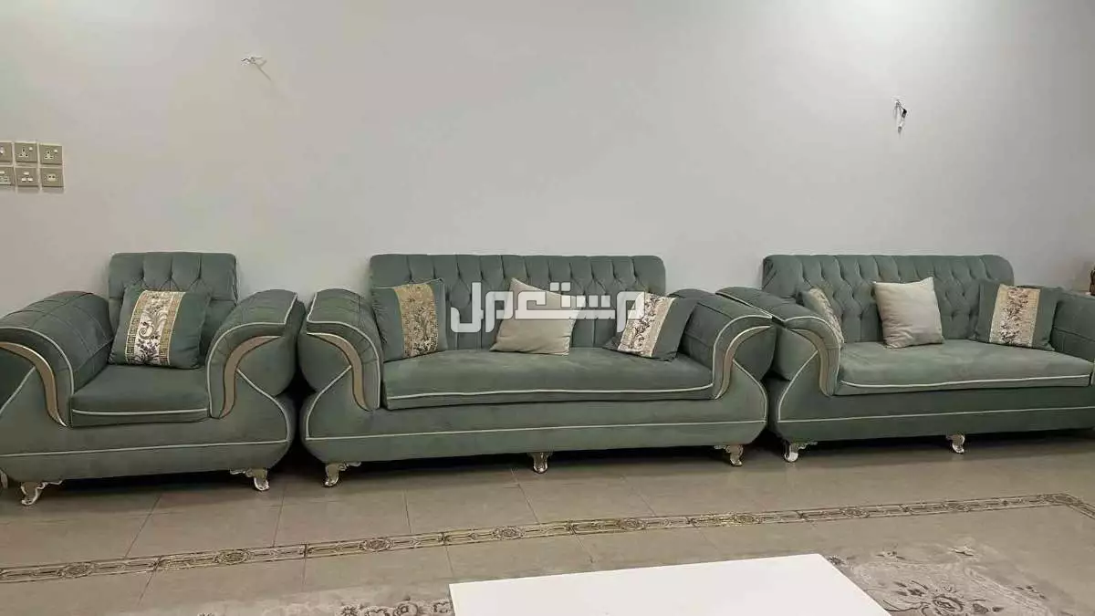كنب مستعمل بحالة ممتازة يكفي 30 شخص