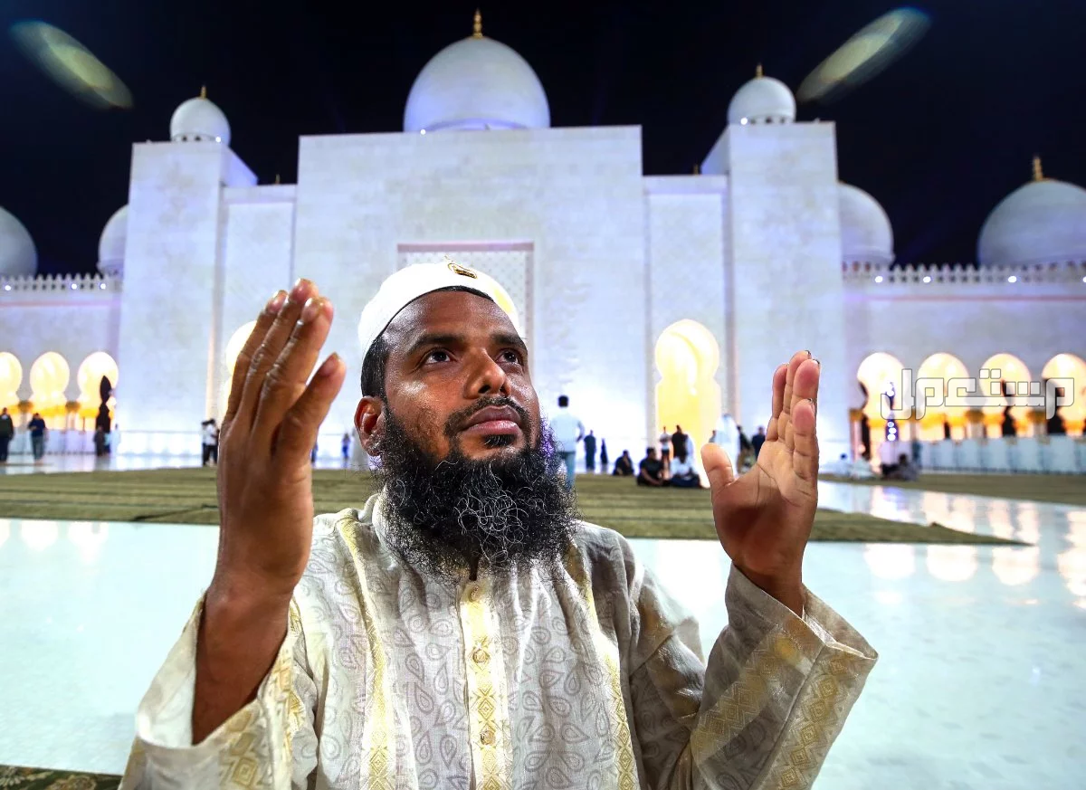 دعاء ليلة القدر 29 رمضان 2025.. أفضل أدعية مكتوبة مستجابة رجل يدعو الله في ليلة القدر 29 رمضان 2025