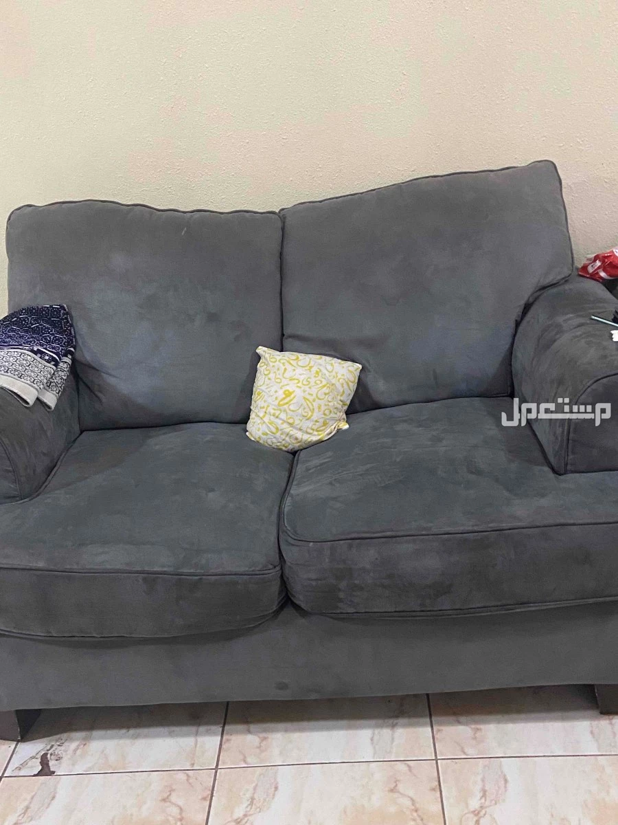 كنب للبيع من هوم بوكس شبه جديد استخدام نظيف سبب البيع السفر  السعر قابل لتفاوض