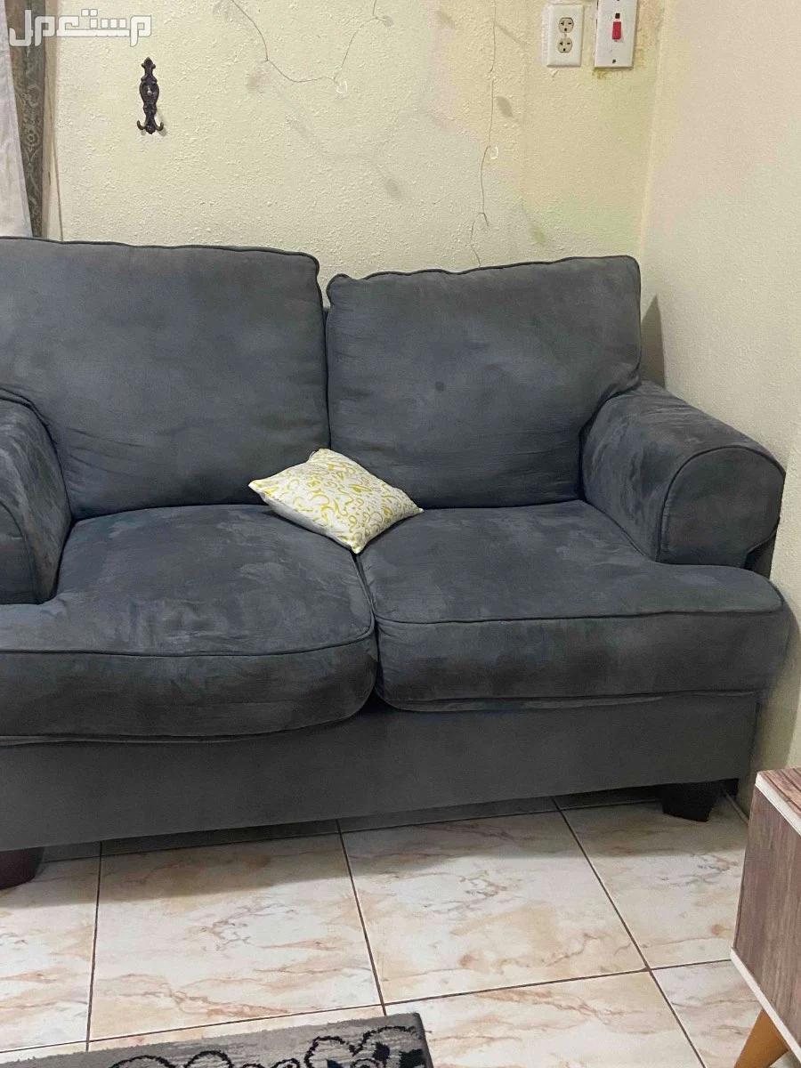 كنب للبيع من هوم بوكس شبه جديد استخدام نظيف سبب البيع السفر  السعر قابل لتفاوض