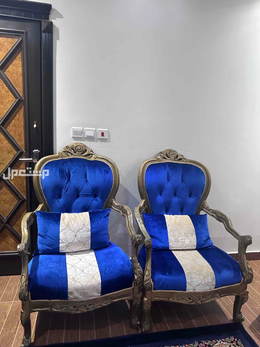 للبيع كنب مجالس فخم 3 كنبات و2 كرسي
