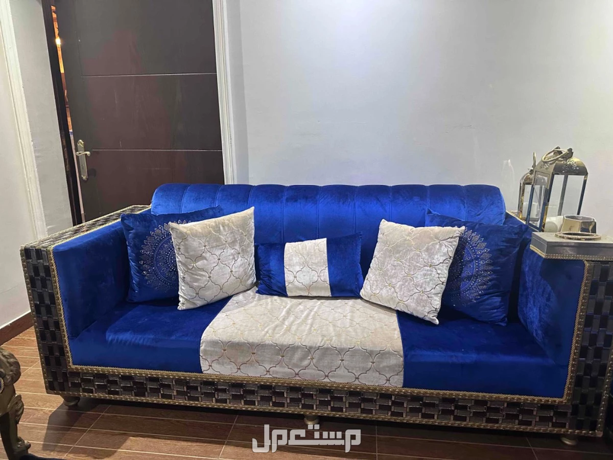 للبيع كنب مجالس فخم 3 كنبات و2 كرسي