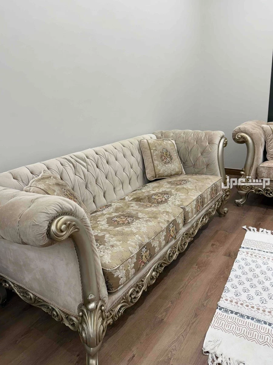كنب  كلاسيكي  للبيع   يتسع ل 7 اشخاص  في ينبع بسعر 900﷼